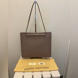 ✨sold❗️Authentic LV Epi Shoulder bag✨